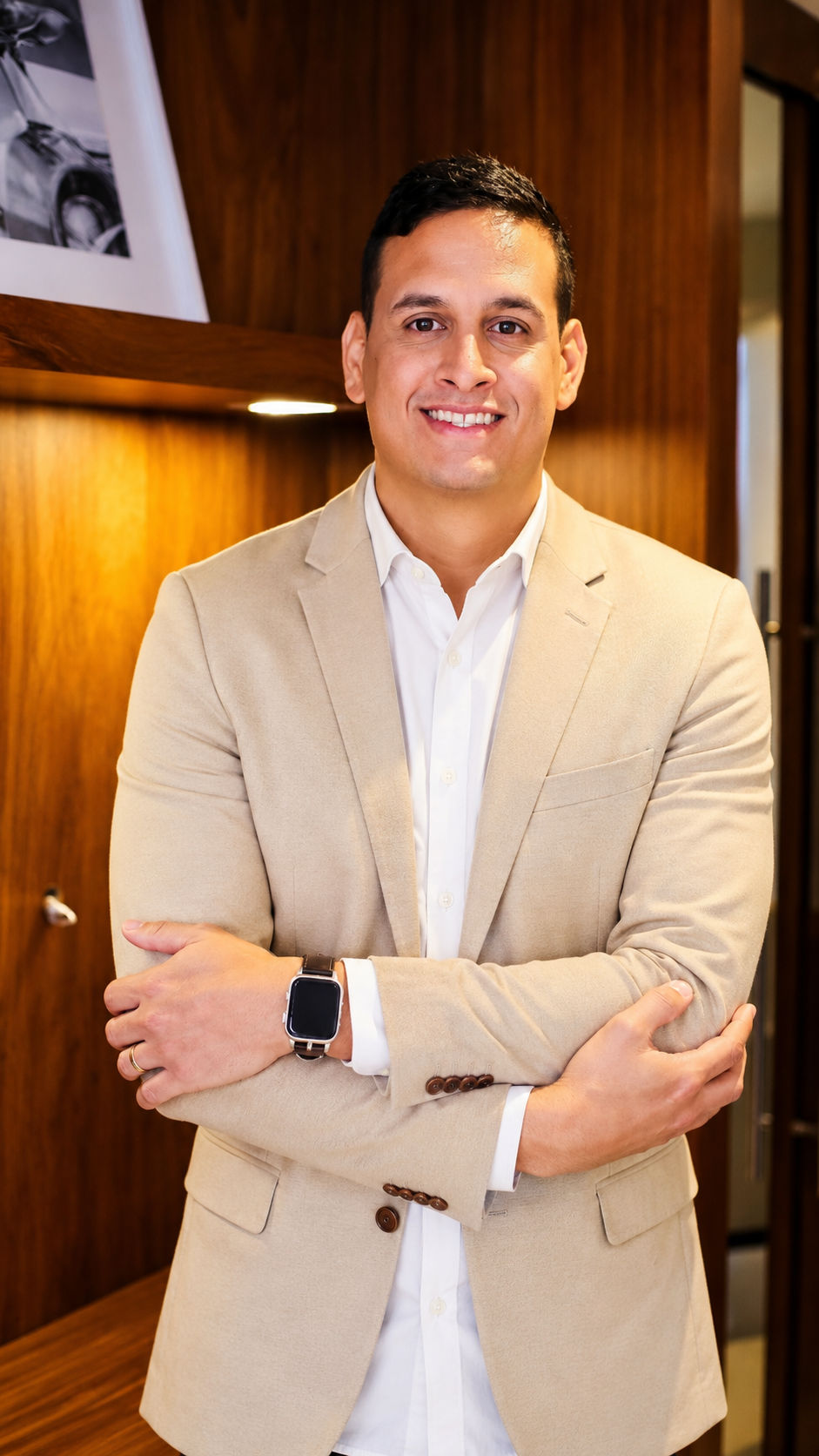 Dr. Diego Dantas em pé no consultório
